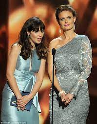 Zooey deschanel (sister) emily erin deschanel ( / ˌ d eɪ ʃ ə ˈ n ɛ l / ; Emmy Awards 2013 The Eyes Have It Sisters Zooey Emily Deschanel Match Their Baby Blues To Their Glacial Gowns Daily Mail Online