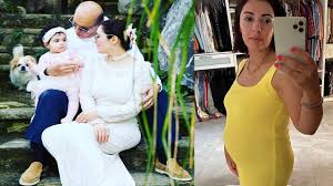 Mağusa'da gazete satarak büyüyen asil nadir, ailesinin 1963 yılında londra'ya taşınması ile yeni bir hayata başladı. Asil Nadir In 5 Aylik Hamile Esinin Karni Belirginlesti