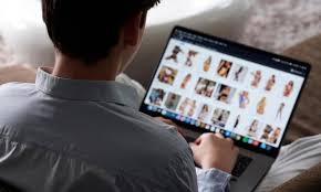 La mitad de los jóvenes que consume porno admite que ve demasiado y no  puede reducirlo