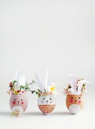 Des bricolages pour préparer des oeufs de pâques décorés, des bricolages sur les oeufs pour les présenter ou les mettre en scène (comme dans les arbres de pâques, par exemple) et. 101 Idees Creatives Pour Une Decoration De Paques Avec Des Oeufs Vides Deco Paques Zenidees