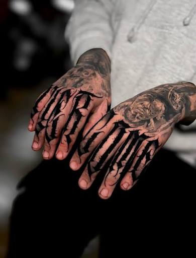 Dark calligraphy by @edissontattoos ✍️flowing across the knuckles, where bold blackwork meets raw expression👁️The organic movement, crisp edges, and heavy saturation create a striking contrast that follows the anatomy of the hands,