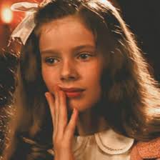 Película: Peter Pan. Otros nombres: Peter Pan; la gran aventura. Año: 2003.  País: Reino Unido y Estados Unidos. Género: Fantasía infantil, aventuras y  romance. Dirigido por: P. J. Hogan. Guión escrito por