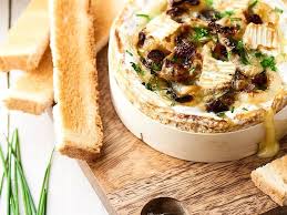 Recette De Camembert Roti Aux Raisins Secs Et Confit D Oignon Recette Confit Oignon Recette Camembert Camembert Roti