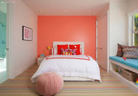 Derin renkleri seviyorsanız, o zaman küçük bir odada, onları sadece bir duvar vurarak vurgulayabilirsiniz. Pantone 2019 Yilinin Rengini Secti Yasayan Mercan Ev Gezmesi