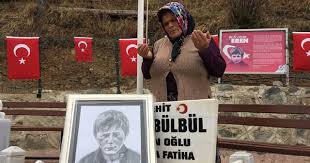 Şehi̇t eren bülbül'ün annesi̇ göz yaşlarina boğuldu trabzon'un maçka ilçesinde, 4 yıl önce, pkk'lı teröristlerin erzak çaldığını ihbar edip, güvenlik güçlerine yer gösterirken, açılan ateşle şehit olan eren bülbül'ün (15) annesi ayşe bülbül, anneler günü'ne buruk giriyor. Mehmetciklere Eren Bulbul Un Annesinden Dua