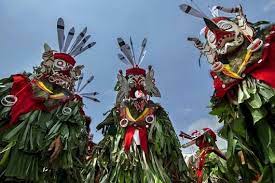 He Costumes Of Hudoq A Thanksgiving Festival Of The Dayak Tribe Living In East Borneo Indonesia In The Festival The Hudoqs A Culture Art Banana Tree Borneo