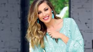 Η μαριέττα και ο λέων επισκέπτονται κρυφές παραλίες και σπηλιές και ζουν τον έρωτά τους! Marietta Xroysala H Fwtografia Ths Me Magio Poy Sokare Kai Prokalese Salo Europost Gr