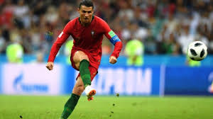 Jika dalam pelanggaran yang disebabkan oleh tim lawan dan dilakukan di area kotak penalti, maka tendangan bebas tersebut merupakan tendangan penalti. Ternyata Ini Alasan Cristiano Ronaldo Menggulung Celana Sebelum Tendangan Bebas Tribunnews Com Mobile
