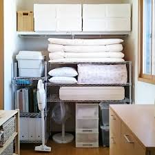 お布団の収納に困っていませんか 押し入れがない間取りだったり 来客用を置いておくほどの収納スペースがなかったり 収納 の達人たちは どのようなアイディアで布団収納をしているのでしょうか 今回の kufura収納調査隊 のテーマは 布団 達人たちのinstagramを