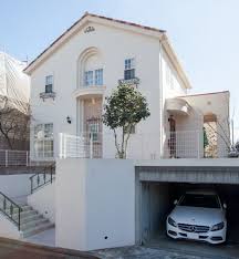 赤い瓦屋根 ロートアイアン アーチのデザイ建築ンの調和が美しい外観 玄関ドアの奥はパティオ 中庭 です 南欧風住宅 プロヴァンス ホームウェア モダンハウスデザイン 珍しい家