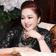 Với sức hút từ người mẹ đại gia đang nổi tiếng rần rần, hằng hữu lập tức nhận về hơn 4 ngàn lượt đăng ký kênh youtube chỉ sau 30 phút và 7,5 ngàn lượt đăng ký sau 1. Nguyá»…n PhÆ°Æ¡ng Háº±ng Tin Nong Há»•i Youtube