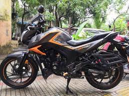 The honda hornet range first began in 1998, taking an old dependable cbr600f sportsbike engine and shoehorning it into a basic chassis to create the alongside the 600cc variant, a larger honda cb900f hornet also appeared in 2001, featuring a reworked version of the 918.5cc inline four. Honda Hornet Old Version Honda Hornet 2 0 Repsol Edition Price Images Mileage Specs Features Go Ahead Fly Against The Wind Bioga