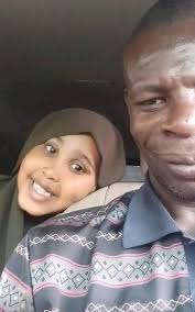 Sawirkaan Markii Aan Eegay Waxaan Xaqiijiyey Inuusan Al Aheyn. Ninkan Waxaa  Lagu Magacaabaa George, Wuxuuna Inta Badan Soo Bandhigaa Muuqaalo Isagoo  Gacanta Ku Haya Lacago Badan Oo Laga Shakiyey Inay Been Abuur