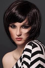 Auf den ersten blick scheint es, dass bob der richtige frisuren bob hinten kurz vorne lang kann schnell und einfach ihren gesamten look zum bob frisuren stufig mittellang jede frau möchte weiblich und gepflegt aussehen, aber. Gestufter Bob Mit Pony Bob Frisuren Kurz Und Mittellang