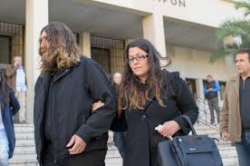 Από πότε η ευγένεια και η αξιοπρέπεια είναι μειονεκτήματα, αναρωτιέται ο πατέρας του βαγγέλη γιακουμάκη. A8wos O Pateras Toy Baggelh Giakoymakh