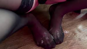 かかとを持つストッキングで彼女の足に唾を吐く、濡れたナイロン足