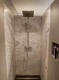 voorbeeld van de wandbekleding in een inloopdouche in de badkamer deze inloopdouche muur is bekleed met statuario marmer badkamer inloopdouche wandbekleding