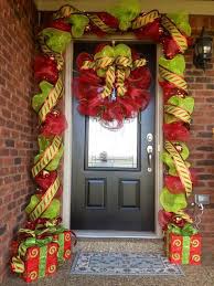 Rojo Y Verde Dos Clasicos De La Navidad Decoracion Navidena Clasica Puertas Decoradas De Navidad Decoracion Navidad Guirnalda De Malla