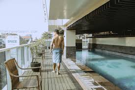 Adalah system kolam renang yang menerapkan acessories skimmer box di bagian pinggir atau bibir kolam renang atau biasa disebut bagian toping kolam renang dengan ciri ciri tidak adanya. Review Best Western Premier La Grande Bandung Kamar Sarapan Dan Kolam Renang The Travelearn