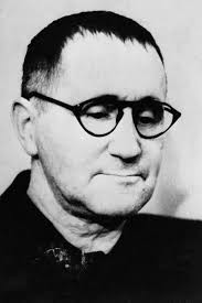 布莱希特：“观众应该坐在我们对面研究我们”