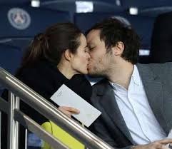 Et vous savez quoi ? Vianney Le Chanteur Embrasse Sa Cherie Dans Les Tribunes Du Parc Des Princes Sur Buzz Insolite Et Culture