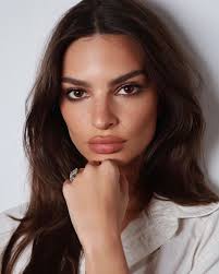 Pin By Maria Clara On Emily Ratajkowski Emrata In 2020 Emily Ratajkowski Skin Types Makeup Looks