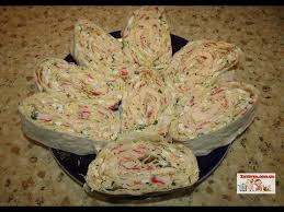 рулет из лаваша с крабовыми палочками и плавленым сыром Rulety Iz Lavasha S Krabovymi Palochkami Bystrye I Prostye Recepty Dlya Doma Na Lyuboj Vkus Otzyvy Vremya Gotovki Kalo Krabovye Palochki Idei Dlya Blyud Kulinariya