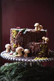 Une Souche De Noel Chocolate Wedding Cake Christmas Cake Christmas Baking