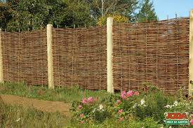 Weidenzaun Geflochtener Naturzaun Ein Haselnuss Flechtzaun Mit Rustikaler Natur Funktional Und Trendig Die Vorgefertigten Sichts Naturzaun Weidenzaun Garten