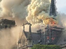 Depuis l'incendie du 15 avril 2019, la cathédrale est fermée. Incendie A Notre Dame De Paris L Emotion Egalement A Lyon Video