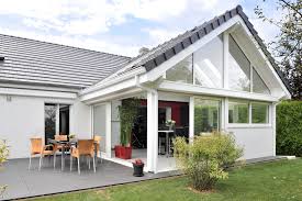 Cette Veranda Bois A Deux Pans Offre Un Magnifique Espace Lumineux Avec Une Architecture Specialement Concue Extension Maison Vie Et Veranda Extension Veranda