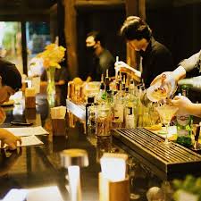 ‫شيانغ ماي باقات المأكولات والمشروبات في نادي الجاز في لحظات | GetYourGuide‬‎