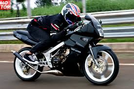 Perlu sebuah keahlian dan juga daya kreatifitas yang tinggi agar bisa menghasilkan sebuah karya yang baik. Sangar Modifikasi Kawasaki Ninja 150 Ss Bawa Roh Balap Ke Jalan Raya Motorplus