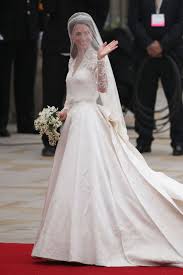 Kate middleton hochzeitskleid designer kate middleton hochzeitskleid alles was sie erwartet fotos brautkleider kate middletons hochzeitskleid im bild 8 von 10 Die Schonsten Brautkleider Der Stars Kate Middleton Hochzeitskleid Kate Hochzeitskleid Konigliche Hochzeitskleider