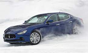 Glossy black finishing, white details and increased size wheel rim. Maserati Ghibli S Q4 Fahrbericht Bilder Technische Daten