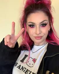 kat (@gurl.pawer) • Instagram photos and videos