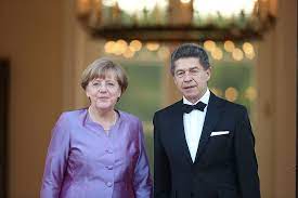 Angela merkel will reportedly receive her first shot of the astrazeneca vaccine on friday after germany banned the jab for people under 60. Angela Merkel A 66 Ans Son Histoire D Amour Incroyable Avec Son Mari Joachim Sauer