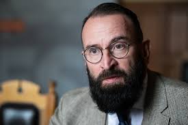 Monogram a fidesz európai parlamenti képviselőjét, szájer józsefet jelenti, aki már el is ismerte, hogy érintett a szexbotrányban, a közleményében viszont tagadta, hogy drog lett. Magyarorszagon Nem Akarnak Foglalkozni Szajer Jozsef Kabitoszer Birtoklasarol Szolo Feljelentessel Pesti Hirlap