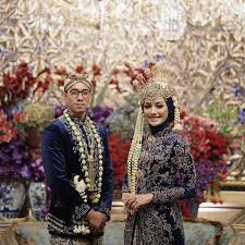 Pada adat sunda priangan, siger terinspirasi dari tokoh subardha dan srikandi yang memiliki sifat pemberani, anggun, cantik, dan disenangi masyarakat. Inspirasi Busana Pengantin Sunda Dengan Siger Untuk Hijabers Fashion Beauty Liputan6 Com