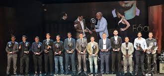 Lors de chaque match, les journalistes attribuent des notes allant de 0 à 10 aux joueurs. Com Homenagem A Selecao De 82 Trofeu Espn Bola De Prata Sportingbet Premia Os Melhores Do Brasileiro Espn Mediazone Brasil