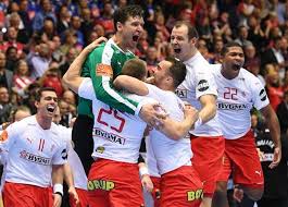 طبيب منتخب الدنمارك لكرة القدم يكشف حكاية إريكسن ورسالة من المستشفى! Ø¬Ø¯ÙˆÙ„ Ù…Ø¨Ø§Ø±ÙŠØ§Øª ÙƒØ£Ø³ Ø§Ù„Ø¹Ø§Ù„Ù… Ù„ÙƒØ±Ø© Ø§Ù„ÙŠØ¯ Ø¨Ø¯ÙˆØ± Ø§Ù„Ø«Ù…Ø§Ù†ÙŠØ© ÙˆÙ…ÙˆØ¹Ø¯ Ù…Ø¨Ø§Ø±Ø§Ø© Ù…ØµØ± ÙˆØ§Ù„Ø¯Ù†Ù…Ø§Ø±Ùƒ Ø§Ù„Ù…ØµØ±ÙŠ Ø§Ù„ÙŠÙˆÙ…