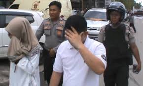 Suaminya seorang pelaut (anak buah kapal) dan isterinya ibu rumah tangga. Astaga Mahasiswi Ini Main Dengan Suami Orang Diatas Mobil Beritasulsel Com