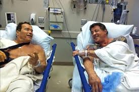 Guion kevin wade , chris conrad (ii) reparto arnold schwarzenegger , danny devito , emma thompson. Arnold Schwarzenegger Embarazado