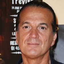 Francis lalanne, le chanteur à cuissardes, va bientôt jouer le rôle d'un extraterrestre dans ce grand n'importe quoi télévisuel, francis lalanne incarnera donc un de ces fameux aliens. Francis Lalanne Persona Non Grata Gala