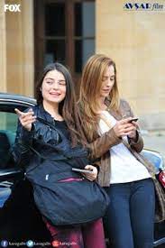 Siyah beyaz aşk es una serie de televisión turca de 2017 producida por d productions. Ece Uslu