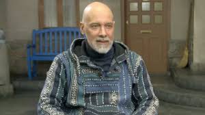 A barátok közt hétköznaponként jelentkező magyar televíziós sorozat volt, amely 1998. Mbrsos3iiy1h M