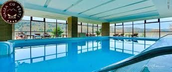 Camerele au interior modern, cu aer condiţionat, tv cu ecran plat şi baie privată. Splendoare Pe Lacul Vidraru Complex Valea Cu Pesti 4 Cazare 2 3 Sau 4 Nopti Pers Complex Valea Cu Pesti 4