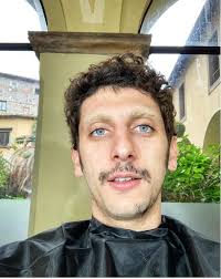 Pietro castellitto non ha bisogno di mostrare la carta d'identità a un provino, giusto per farsi dare molto banalmente (e ingiustamente) del raccomandato. Pietro Castellitto Biografia Chi E Eta Altezza Peso Figli Moglie Instagram E Vita Privata Spettegolando