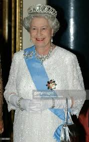 A rainha elizabeth e o príncipe philip se conheceram quando ainda era crianças, em 1934. Queen Elizabeth 2 Rainha Elizabeth Rainha Elizabeth Jovem Looks