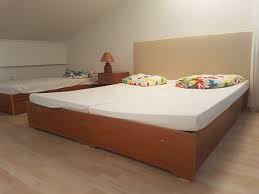 Für die matratze für das doppelbett präsentieren wir ihnen ein neues konzept, das das schlafen zu zweit wesentlich erleichtert und ihnen eine gewisse bewegungsfreiheit gibt. Schlafzimmer Doppelbett Matratze Ist Eine Dunne Schaumstoffmatte Picture Of Aida Tours Apartments Porec Tripadvisor